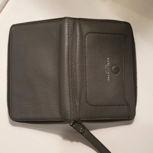 MARC JACOBS NY EMPIRE CITY LEATHER WALLET/WRISTLET ~ DARK GREY - Picture 7 of 12